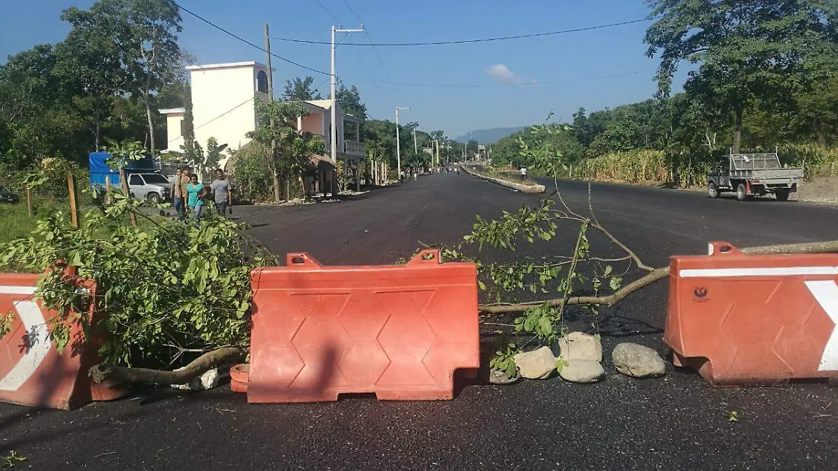 CIERRAN CARRETERA (2)